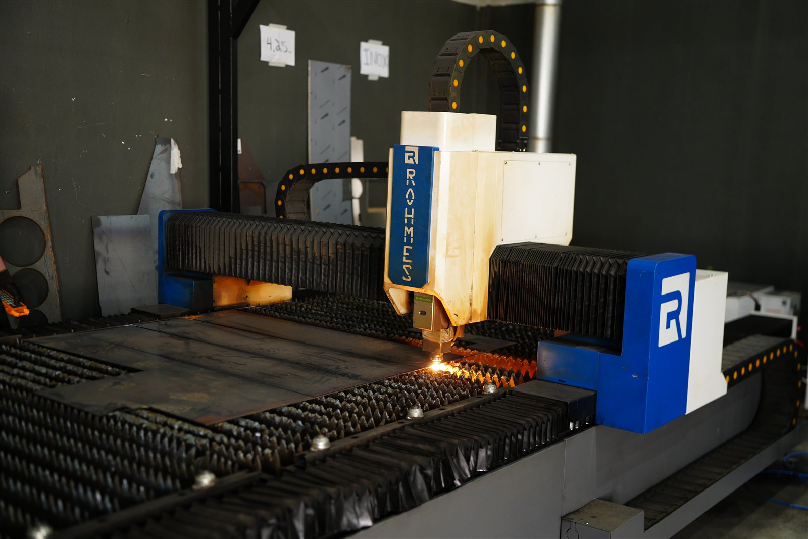 Máquina de corte a laser da PMG em operação