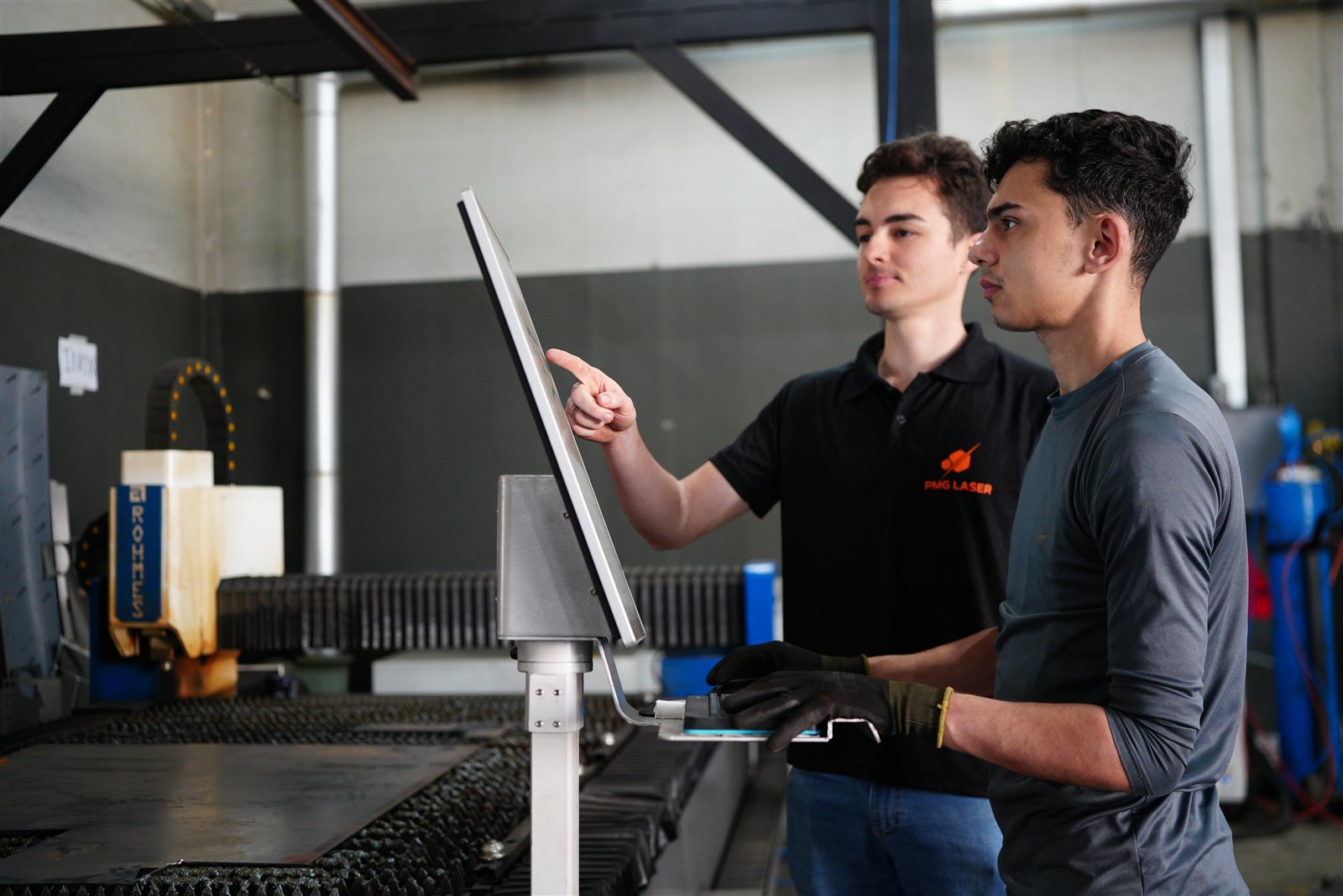 Equipe PMG operando a máquina de corte